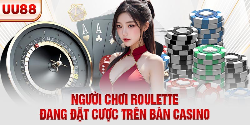 Người chơi roulette đang đặt cược trên bàn casino Người chơi roulette đang đặt cược trên bàn casino